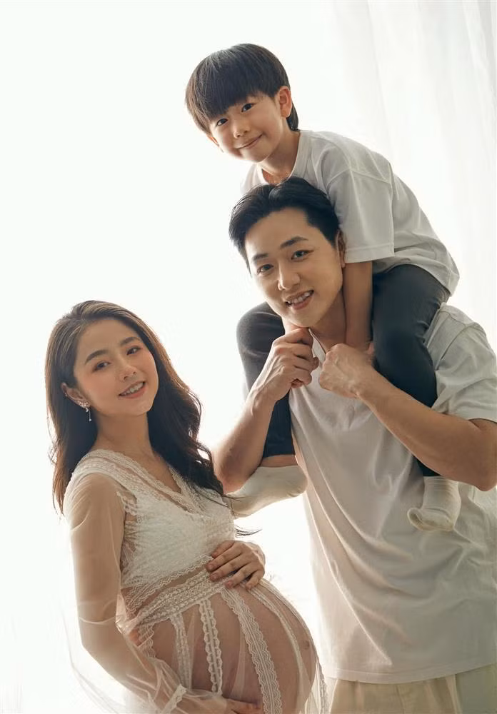 Dù vóc dáng chưa được thon gọn sau sinh, thế nhưng sắc vóc của Nam Thương lại nhận về vô số lời khen.