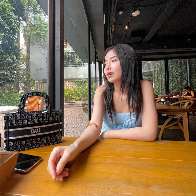 Vừa mới chào đời, cô bé đã được yêu thích nhờ sở hữu ngoại hình đáng yêu giống anh trai.