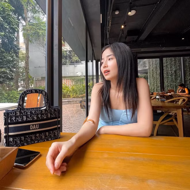 Vừa mới chào đời, cô bé đã được yêu thích nhờ sở hữu ngoại hình đáng yêu giống anh trai.