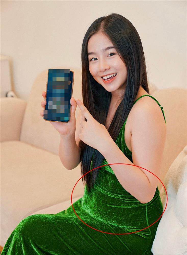 Mới đây, hot girl Nam Thương hào hứng chia sẻ loạt hình ảnh tái xuất làm quảng cáo sau chưa đầy 1 tháng sinh con.