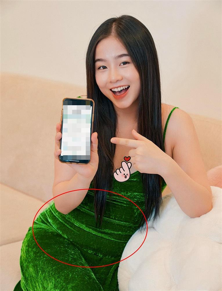 Trong ảnh, hot girl Thanh Hoá diện chiếc đầm nhung 2 dây màu xanh, thần thái, nhan sắc, đến làn da của Nam Thương được netizen ngợi khen hết lời.