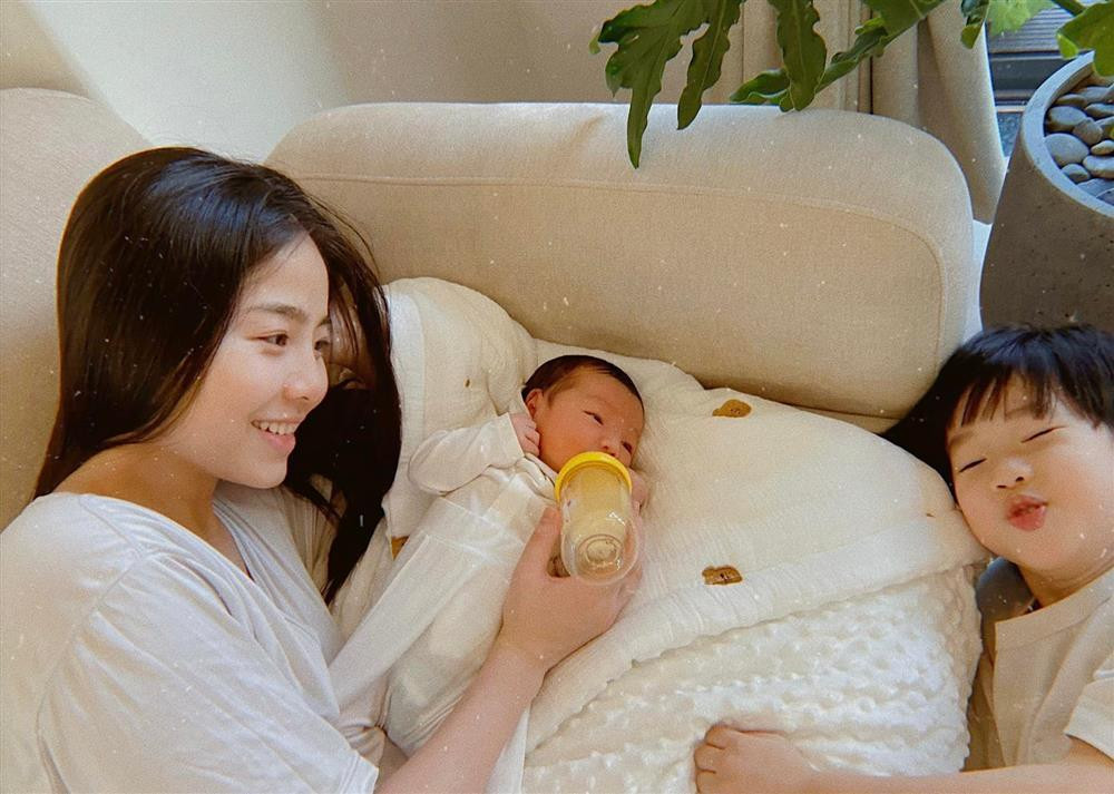 Mới trải qua quá trình "vượt cạn" vất vả và đau đớn nhưng mẹ Đậu vẫn duy trì phong độ nhan sắc vốn có.