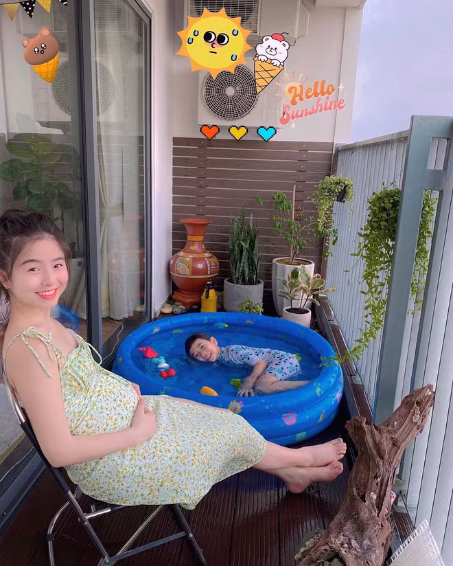 Nếu như Ba Duy từng khiến không ít cô gái liêu xiêu bởi gương mặt điển trai như diễn viên Hàn Quốc của mình thì Nam Thương thậm chí còn nhận được nhiều lời khen nữa vì cô nàng... quá xinh.