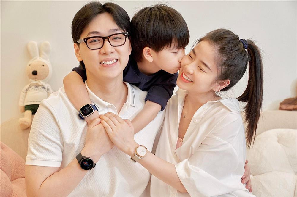 Làn da mịn màng, gương mặt rạng rỡ và thần thái của bà mẹ bỉm sữa Nam Thương vẫn rất đỉnh.