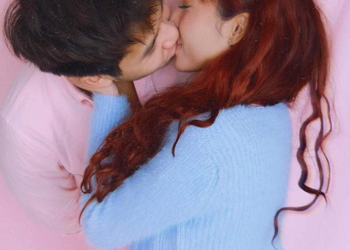 Vào đầu năm 2021, nàng hot girl này làm nhiều người bất ngờ khi khoe ảnh tình tứ bên bạn trai mới. Kèm theo bức hình ngọt ngào, cô nàng chú thích: "Lần đầu iu xa. Đau đớn là tất cả những gì mà mình cảm thấy".