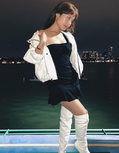 Không chỉ vậy, tình cũ Huyme cũng đổi kiểu trang điểm đậm, nhấn vào phần mắt, môi nhiều hơn xưa.