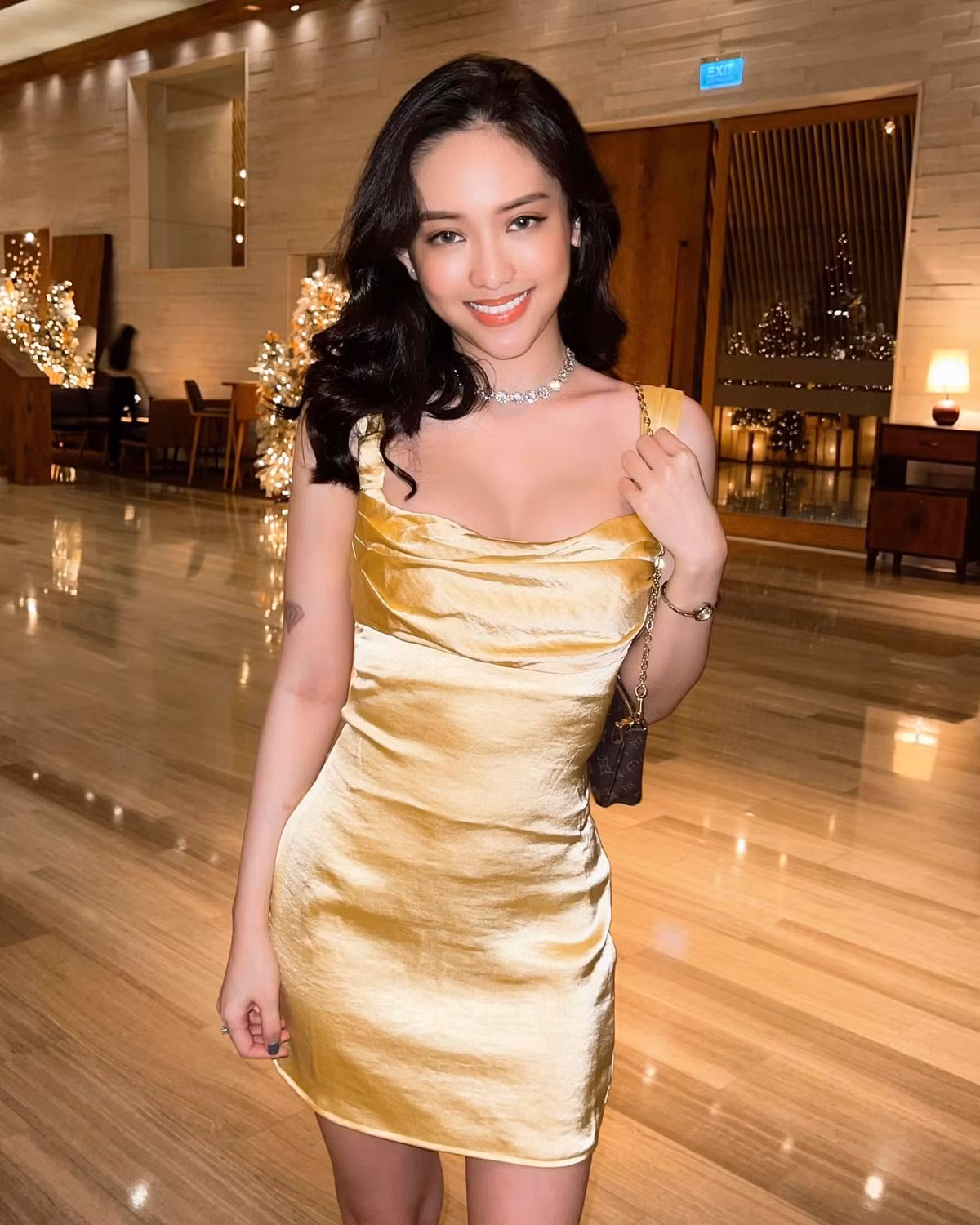 Hiện tại, cô nàng cũng sống kín tiếng hơn để tránh thị phi, tuy vậy trên trang cá nhân của Thúy Vi không thiếu những khoảnh khắc diện đồ hở hang.