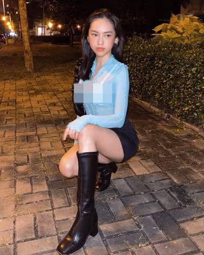 Khoảnh khắc này của Thúy Vi nhận được gần 5 nghìn lượt thích. Tuy nhiên, đa phần cư dân mạng đều khuyên cô nàng nên mặc thêm áo, bởi hình ảnh có chút phản cảm, không phù hợp.