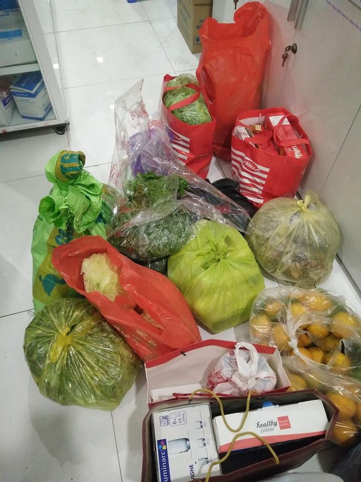 Tuy chỉ là những món quà Tết còn dư lại, nhưng chứa đựng biết bao tình yêu thương, sự quan tâm mà gia đình dành cho những đứa con xa nhà, lặn lội lên thành phố để học tập.