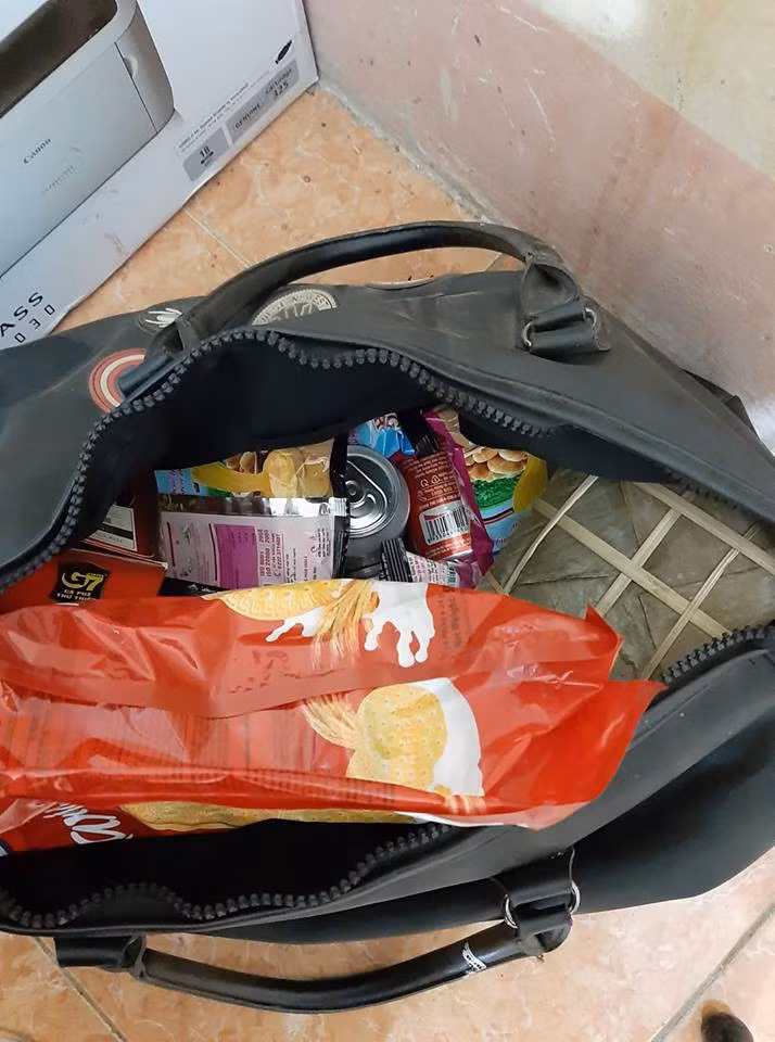 Từ nước ngọt kẹo bánh đến bánh chưng giò chả, nhà cứ còn thừa cái gì là khuân đi hết.