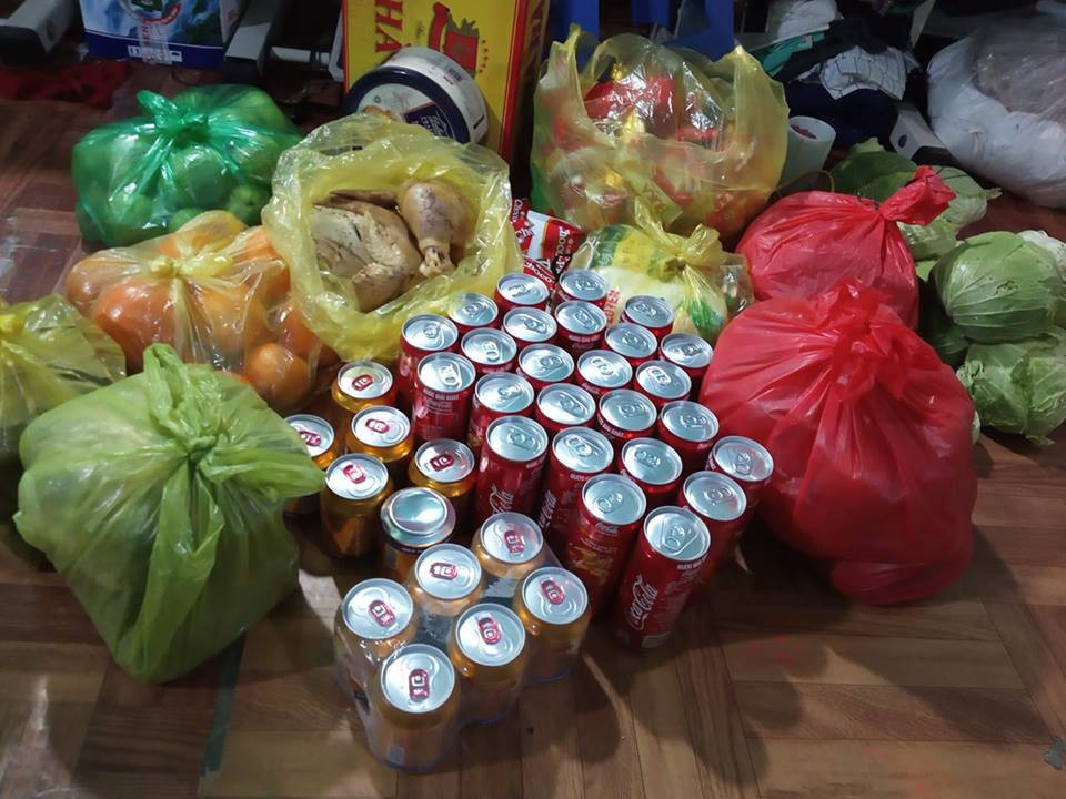 Hai chị em khiến nhiều người thán phục khi khuân được từng này đồ lên thành phố.