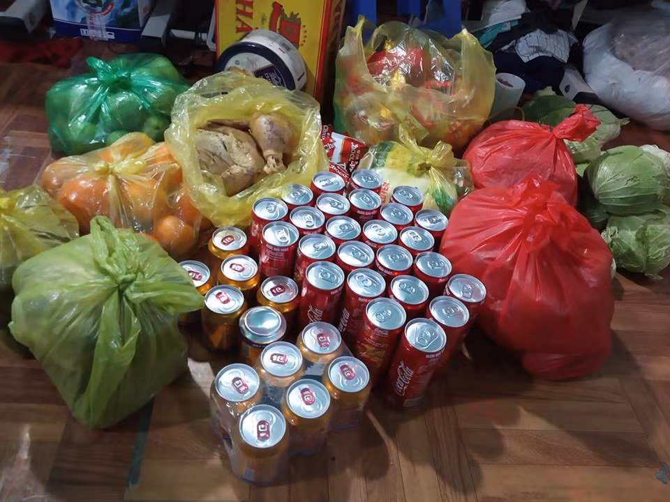 Hai chị em khiến nhiều người thán phục khi khuân được từng này đồ lên thành phố.