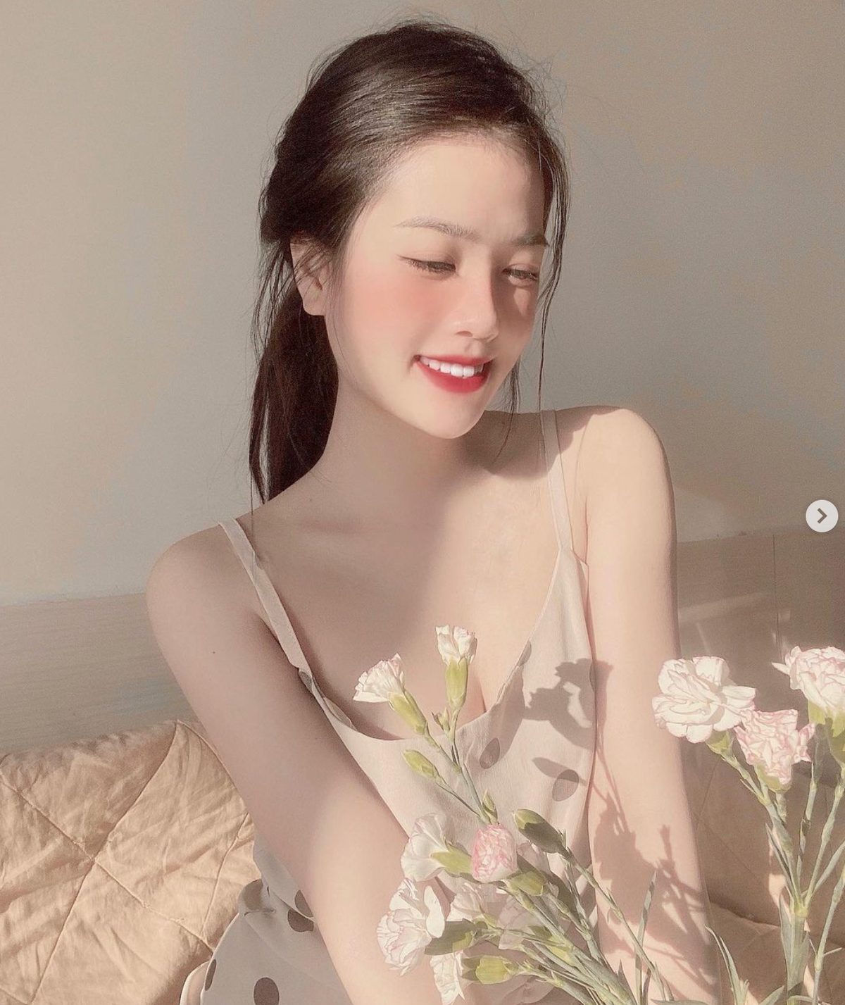 Bản thân Huyền My làm chủ một tiệm làm móng, từng học ngành thiết kế đồ họa.