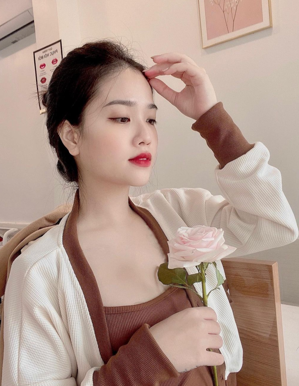 Bồ cũ Quang Hải cũng từng đăng tải hình ảnh khoe hoa bạn trai tặng làm netizen không khỏi đồn đoán.