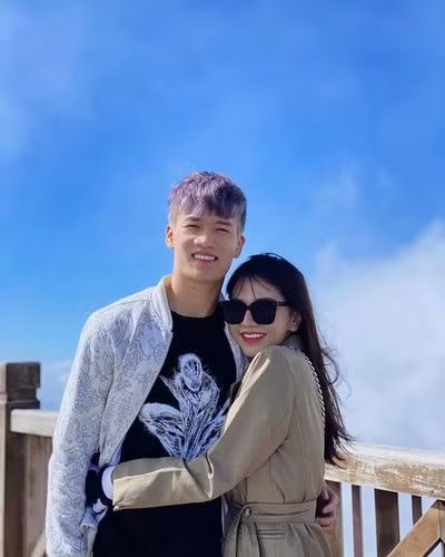 Bạn gái Hoàng Đức sinh năm 1997, cô gây ấn tượng với gu thời trang nóng bỏng và táo bạo.