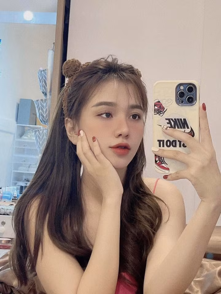 Làm việc trong lĩnh vực thẩm mỹ, bạn gái Hoàng Đức rất chăm chút nhan sắc và luôn xuất hiện với hình ảnh xinh đẹp, chỉn chu. 