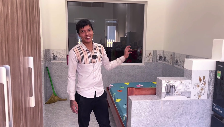 Lộc Fuho không quên quay từng ngóc ngách của căn nhà mới xây, anh chia sẻ trong đoạn clip: “Nói chung căn nhà này nó nhỏ, nhưng Lộc thấy nó khá đẹp mọi người ạ. Không biết mọi người nghĩ sao nhưng mình hạnh phúc lắm”.