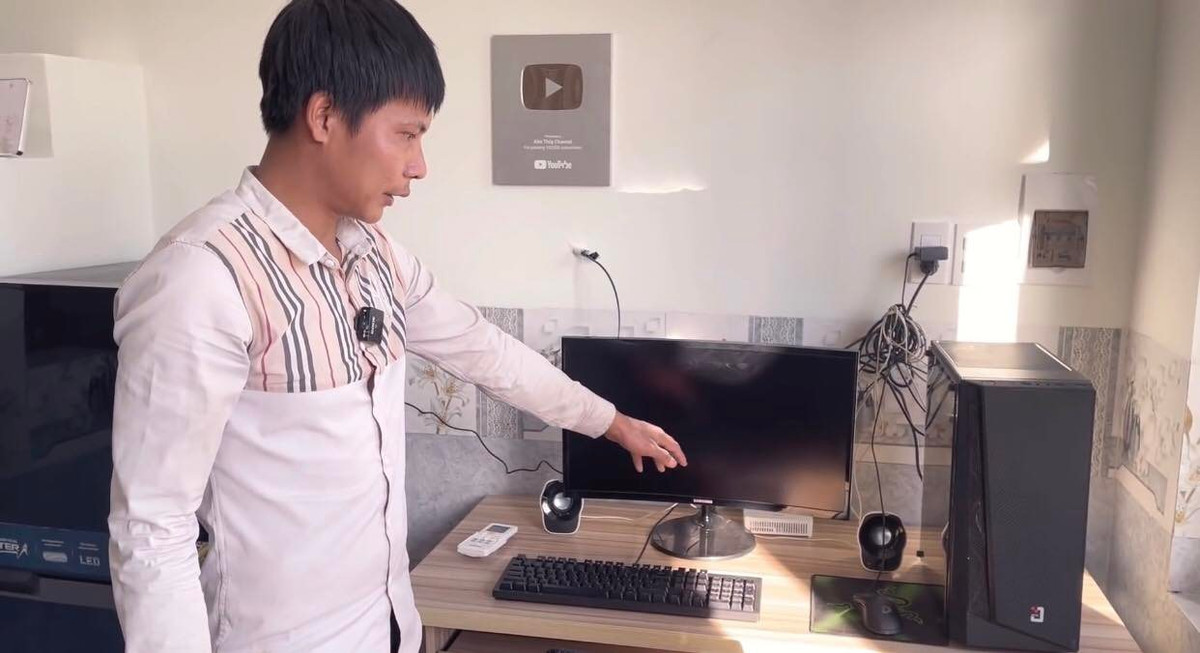 Nơi ở mới của anh có diện tích vừa đủ, gam màu chủ đạo là màu trắng, nhìn qua mang cảm giác dễ chịu.