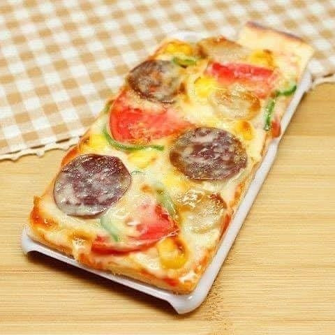 Từ món pizza, đậu phụ sốt cà chua, ngô phô mai,....đều được in lên và tạo thành ốp điện thoại độc đáo, tín đồ ăn uống ai cũng muốn sở hữu nó.
