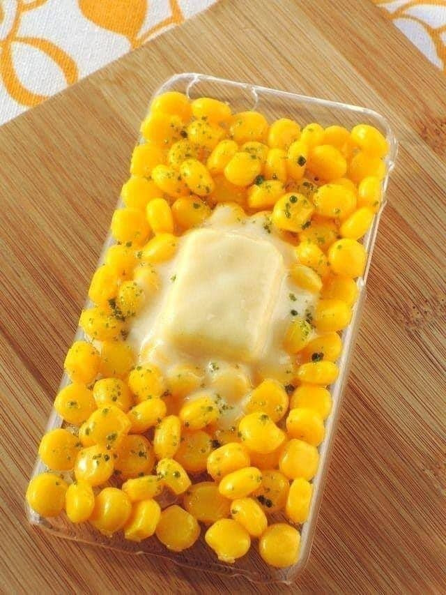 Tuy nhiên, nếu là tín đồ của ăn uống thì những chiếc ốp lưng điện thoại hình hài đồ ăn, thức uống đẹp mắt, nhìn "thèm nhỏ dãi" chắc hẳn là lựa chọn hàng đầu.