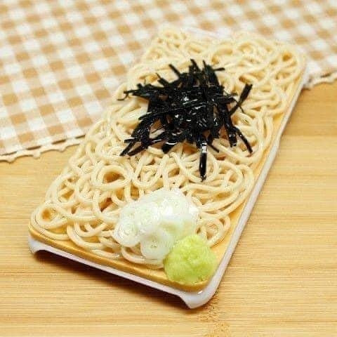 Trông rất thật và nhiều khi mùi cũng hấp dẫn, thế nhưng món "mì nhựa" này không dành để ăn.