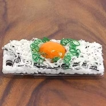 Chiếc ốp lưng món trứng chiên được làm y như thật, có lẽ người dùng sẽ luôn để úp nó xuống để có được sự chú ý nhiều nhất từ phía mọi người.