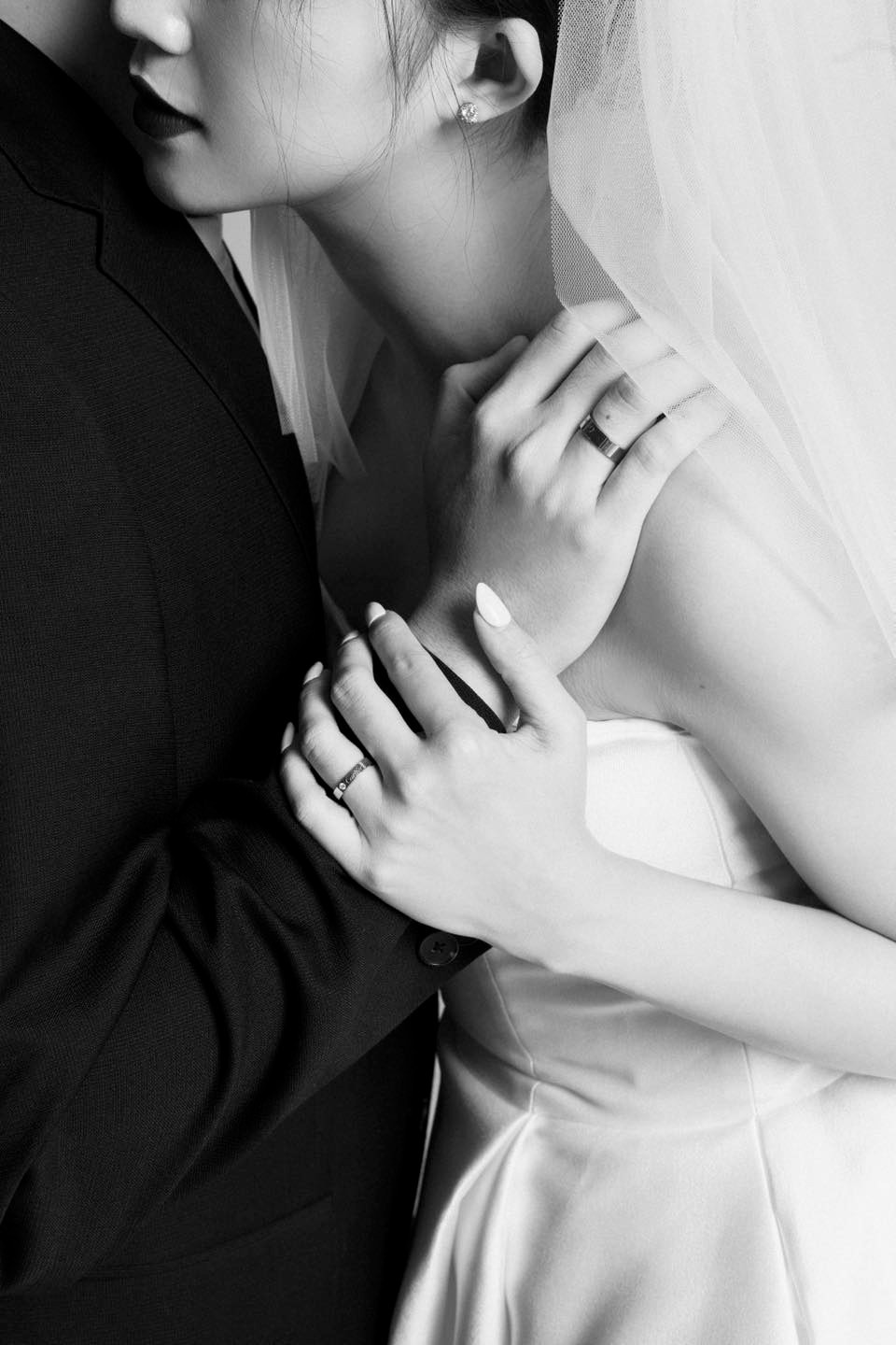 Trong bộ ảnh, hot girl Salim lộ nhan sắc vô cùng xinh đẹp trong bộ váy cưới màu trắng trơn, xẻ đùi cao tít tắp sánh đôi cùng chú rể lịch lãm với bộ suit truyền thống.