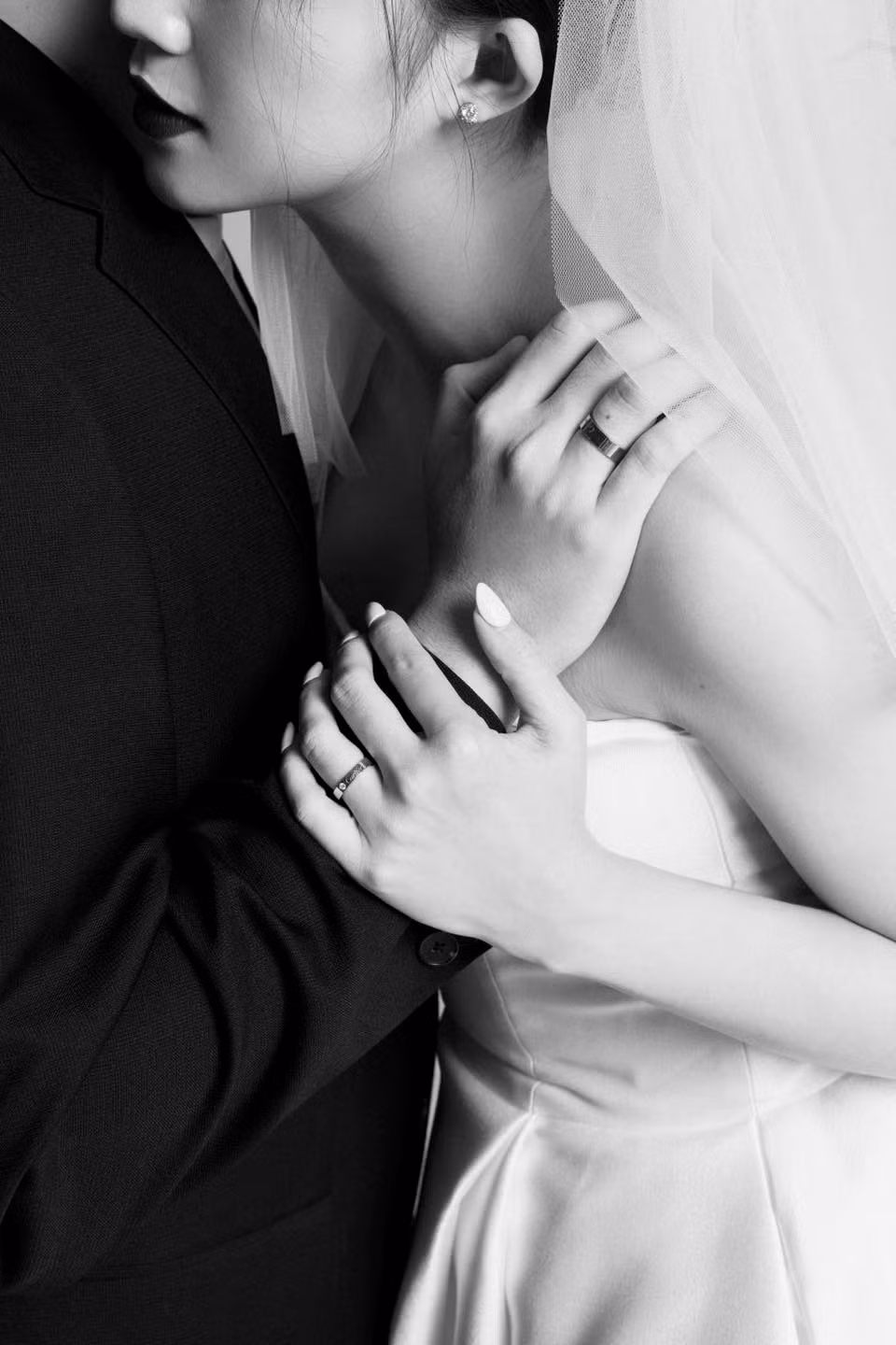 Trong bộ ảnh, hot girl Salim lộ nhan sắc vô cùng xinh đẹp trong bộ váy cưới màu trắng trơn, xẻ đùi cao tít tắp sánh đôi cùng chú rể lịch lãm với bộ suit truyền thống.