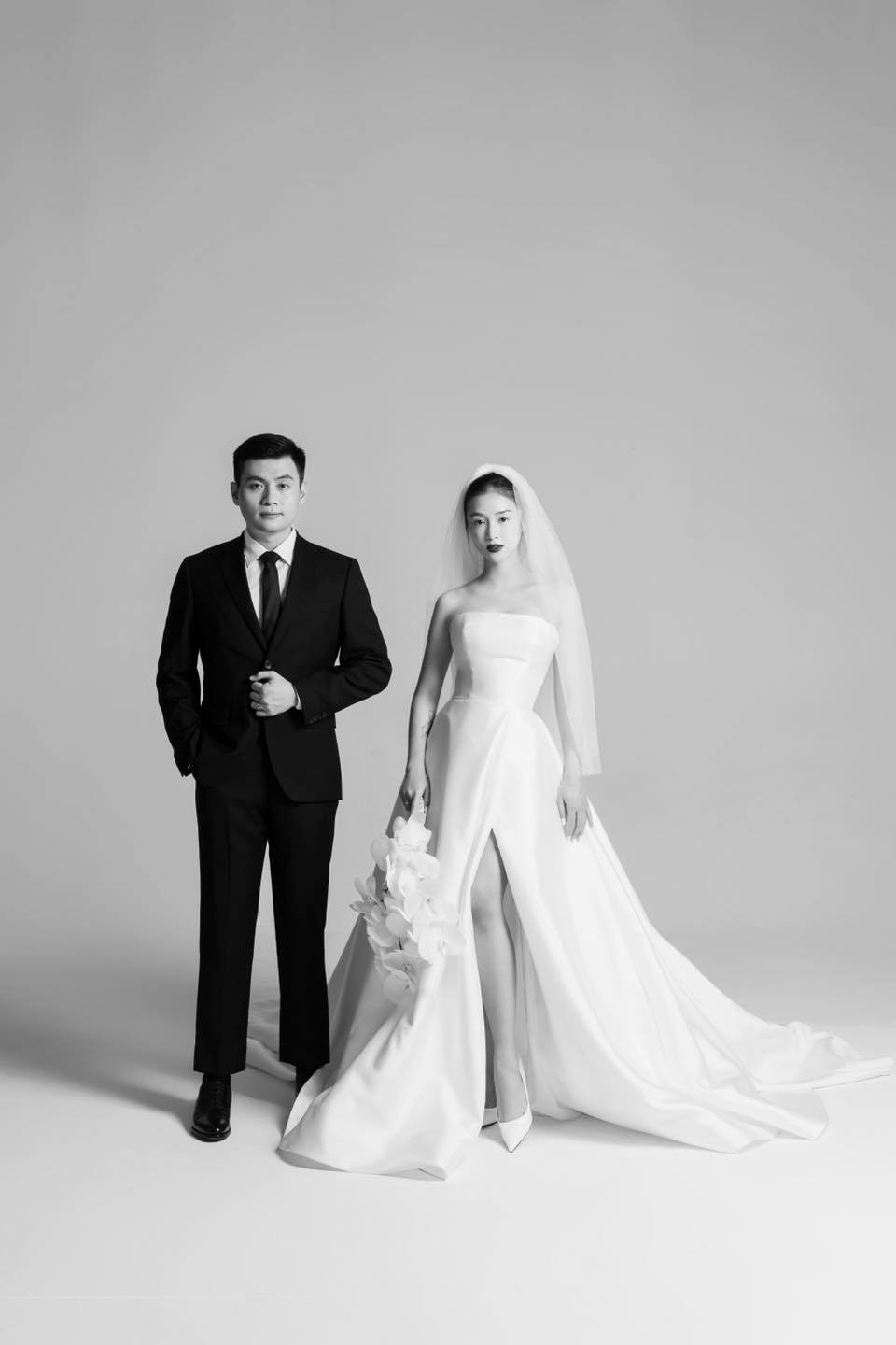 Ngay khi chia sẻ, bộ ảnh của hot girl Hà thành đã hút gần 5 nghìn lượt thích trong vòng chưa đầy 1 tiếng. Rất nhiều người hâm mộ lẫn bạn bè, đồng nghiệp gửi lời chúc mừng đến cặp đôi.