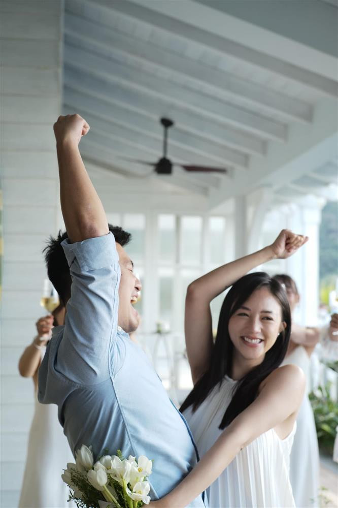 Bên cạnh màn cầu hôn lãng mạn, netizen còn soi ra chi tiết cho thấy Salim đang mang thai. Thời điểm đó cô nàng cũng lựa chọn một chiếc dầm rộng rãi dáng suông mà vẫn lộ bụng.