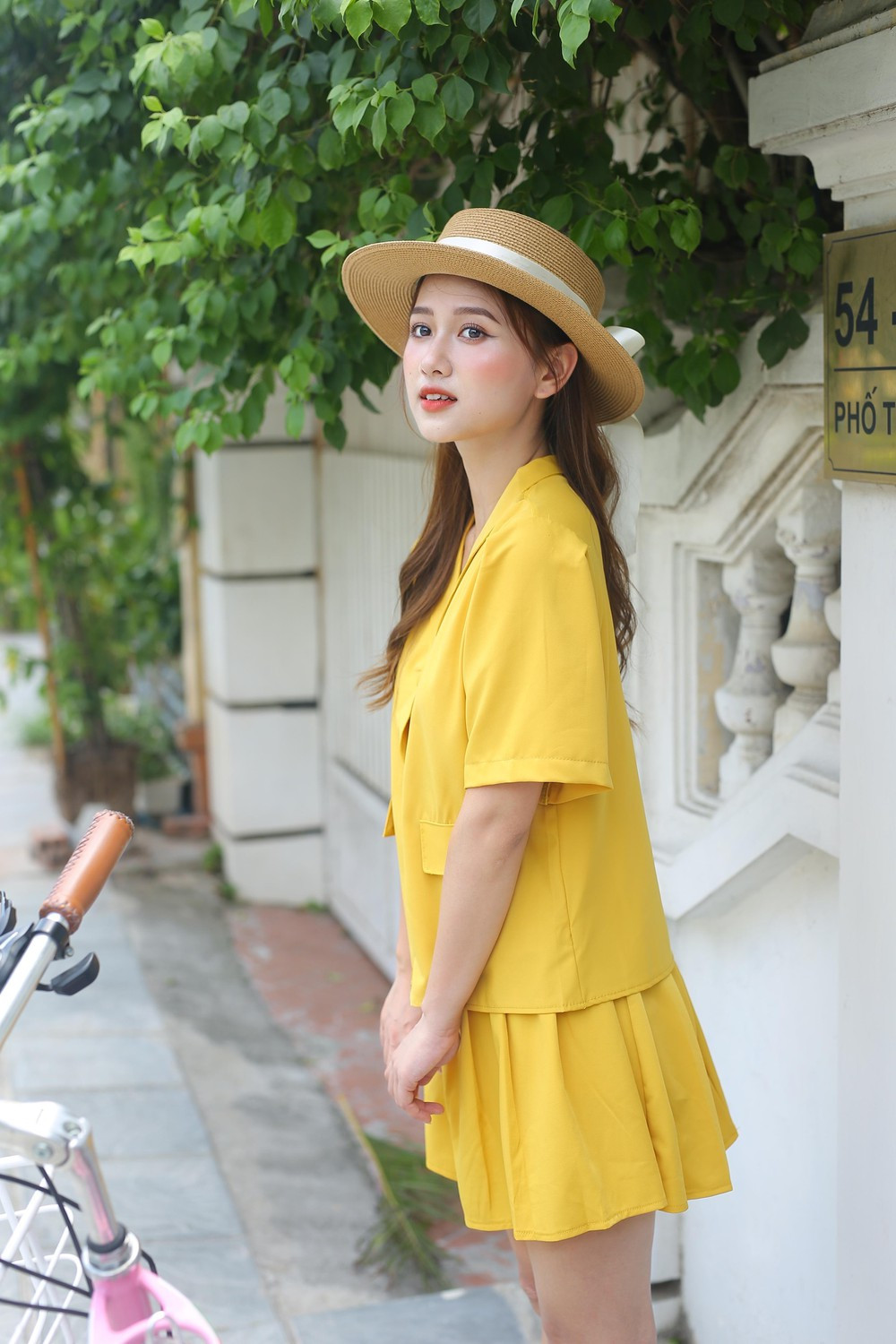 Cô nàng sở hữu nhan sắc vạn người mê với gương mặt thanh tú, mũi cao và nụ cười tỏa nắng.