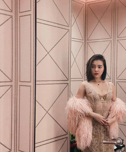 Dễ nhận thấy Thiên Trang có cuộc sống khá giả, sang chảnh, cô nàng có thể tự mua chung cư trả góp cũng như chi trả học phí tại ngôi trường quy tụ không ít sinh viên tài năng.