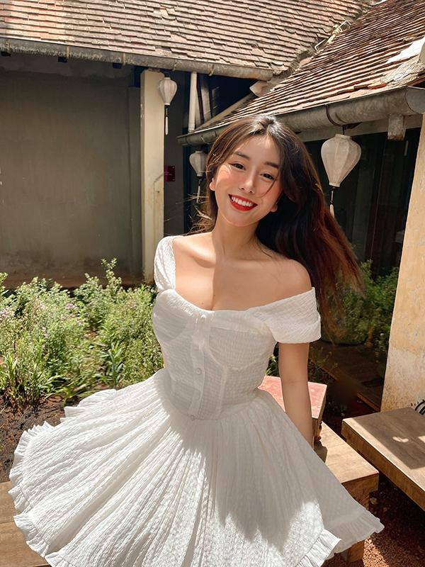 Ngọc Trân nổi tiếng trên mạng xã hội từ khi còn là học sinh trung học phổ thông nhờ nhan sắc xinh đẹp, nụ cười tỏa nắng và vóc dáng vô cùng nóng bỏng.
