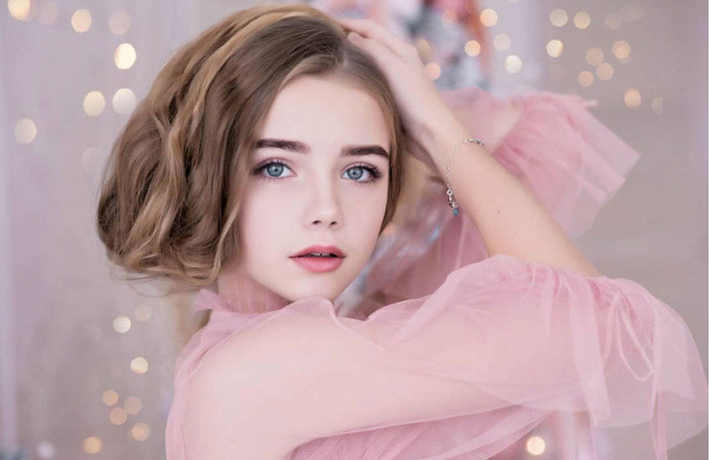 Nhờ thần thái cuốn hút, Anna Grudina trở thành nàng thơ của nhiều nhà tạo mẫu và nhiếp ảnh gia từ khi còn nhỏ.