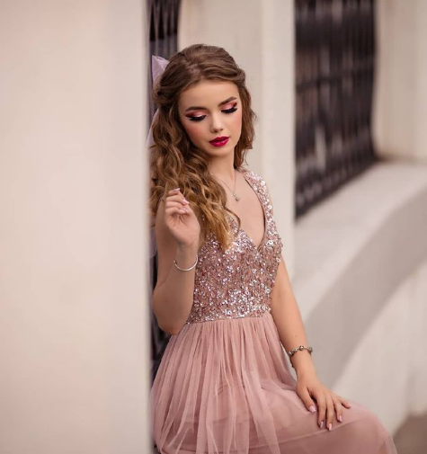 Sau 8 năm nổi tiếng, Anna Grudina hiện đã thành cô gái 17 tuổi trưởng thành, phổng phao.