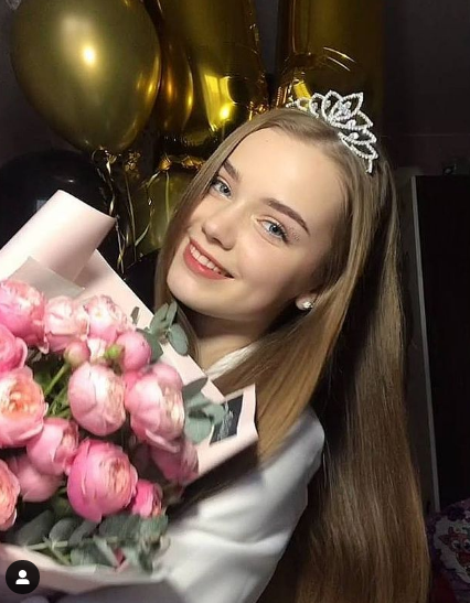 Cô trung thành với mái tóc dài vàng óng của mình và những trang phục kín đáo, phù hợp với lứa tuổi của mình.