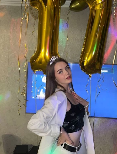 Cô gái 17 tuổi biến hóa đa dạng với các phong cách make-up khác nhau. Dù vậy, vẫn giữ hình ảnh trong sáng, nền nã.