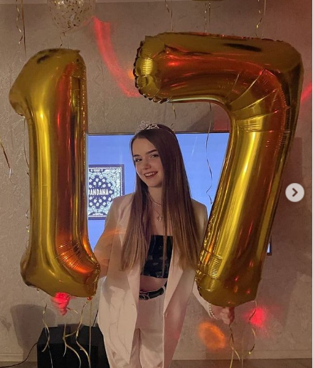 Trên trang cá nhân, cô thường xuyên đăng tải những khoảnh khắc tập nhảy, chia sẻ về cuộc sống đời thường.