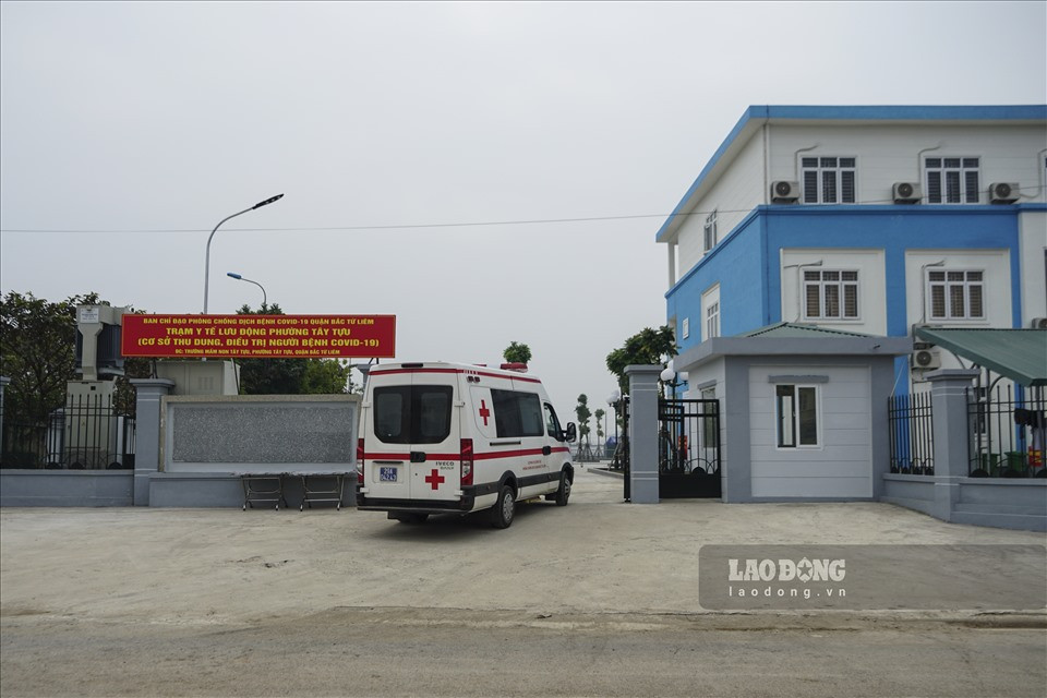 Trạm y tế lưu động – cơ sở đầu tiên của quận Bắc Từ Liêm thực hiện thu dung, điều trị người mắc COVID-19 không triệu chứng và triệu chứng nhẹ. Đây là nơi có thể thu nhận được khoảng 300 bệnh nhân F0 trong 2.000 giường mà quận đã chuẩn bị. Trong hình là trạm y tế lưu động tại trường Mầm non Tây Tựu B (phường Tây Tựu, quận Bắc Từ Liêm) - nơi đang điều trị 80 người mắc COVID-19.