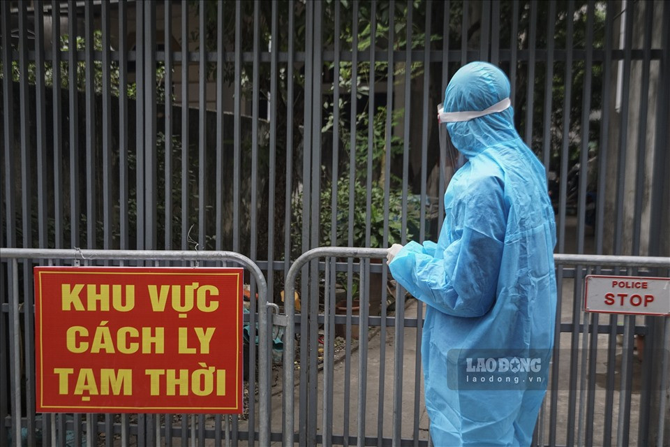 Các thành viên của Ban Chỉ huy quân sự phường cùng dân quân, dân phòng và đoàn thanh niên phường sẽ sử dụng xe máy gắn tủ y tế lưu động trực tiếp đến hỗ trợ, điều trị các trường hợp F0 tại nhà, đồng thời hỗ trợ F1 trong việc mua bán, cung cấp nhu yếu phẩm thiết yếu khi cần