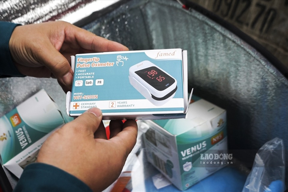 Mỗi tủ thuốc di động sẽ có đồ bảo hộ, bộ test nhanh COVID-19, máy đo nồng độ O2, nước khử khuẩn, khẩu trang y tế..