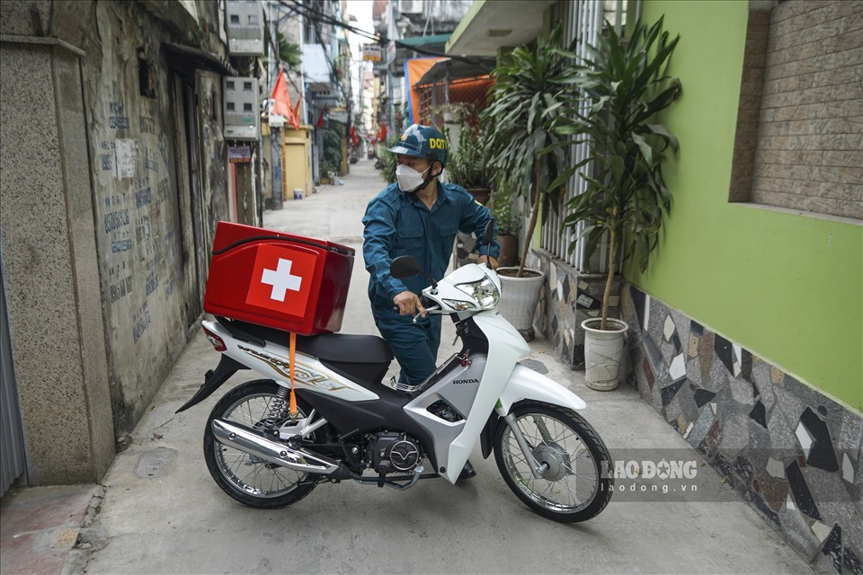 Ông Nguyễn Mạnh Chiến – Chỉ huy trưởng quân sự phường Xuân Tảo cho hay, việc hỗ trợ trực trực tiếp cho các F0 và F1 tại nhà ban đầu khiến các thành viên trong đội gặp chút băn khoăn, lo lắng. Tuy nhiên sau khi đội ngũ này được tiêm đủ 2 mũi vaccine và trang bị các bộ dụng cụ phòng, chống dịch cần thiết mọi người đã yên tâm hơn khi thực hiện nhiệm vụ. “Trong đợt này, chúng tôi được cấp thêm phương tiện xe máy gắn kèm tủ y tế lưu động đang cho thấy hiệu quả cao trong quá trình hỗ trợ người bệnh tại nhà. Nhiều trường hợp F0, F1 nhà nằm trong ngõ nhỏ, hẹp trước đây khó tiếp cận thì nay đã dễ dàng hơn rất nhiều”, ông Chiến đánh giá.