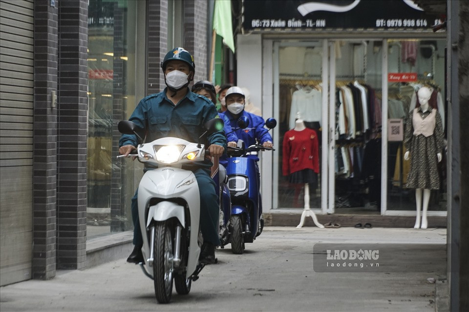 Việc gắn tủ thuốc lưu động trên xe máy giúp nhân viên y tế, dân phòng, đoàn thanh niên, tình nguyện viên... thuận tiện cho việc di chuyển khắp các ngõ ngách để hỗ trợ kịp thời cho người dân.