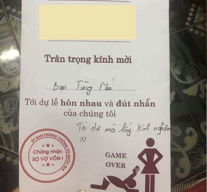 Cô dâu, chú rể gọi ngày trọng đại của mình là "lễ hôn nhau và đút nhẫn", còn gợi ý khách "Tới dự mà lấy kinh nghiệm".
