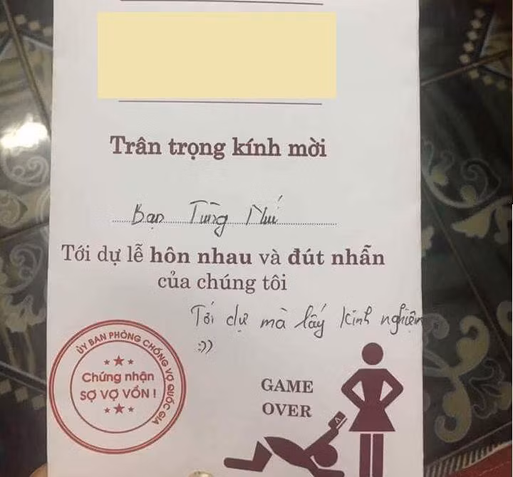 Cô dâu, chú rể gọi ngày trọng đại của mình là "lễ hôn nhau và đút nhẫn", còn gợi ý khách "Tới dự mà lấy kinh nghiệm".