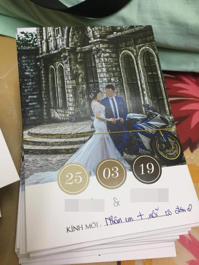 Một số người cho rằng màn mời cưới hài hước ở trên chỉ là một trò đùa, tuy nhiên, sự thật thì có không ít bạn trẻ FA cũng từng nhận được thiệp mời theo style "lầy lội" như thế này.
