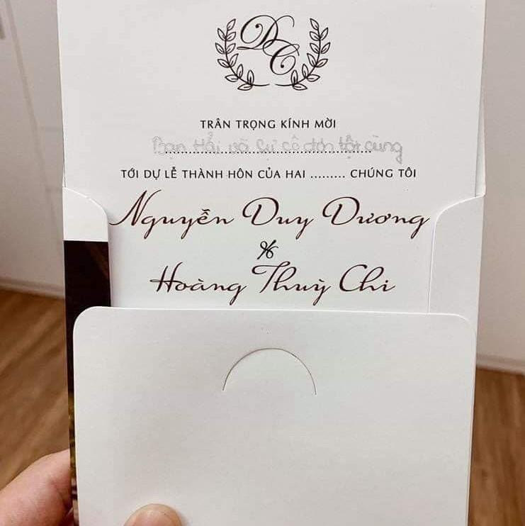 Thiệp cưới bá đạo này cũng gây chú ý không kém, khi cô dâu chú rể còn nhấn mạnh thêm "sự cô đơn tột cùng".