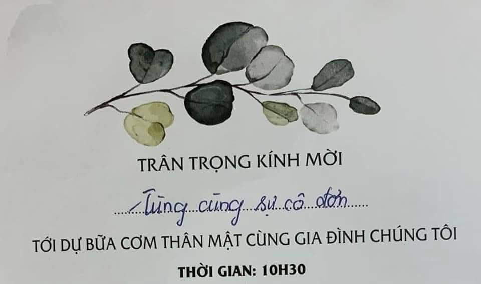 Những thông tin trên thiệp như thời gian địa điểm đều rõ ràng, bình thường như bao tấm thiệp khác, thế nhưng tên người nhận thì lại vô cùng éo le: "Mời Tùng cùng sự cô đơn".