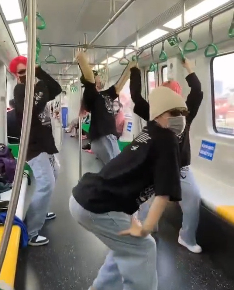 Sau khi đi vào hoạt động, tàu điện trên cao Cát Linh - Hà Đông không chỉ phục vụ nhu cầu đi lại của người dân Thủ đô mà còn trở thành địa điểm du lịch, tham quan yêu thích của các bạn trẻ.