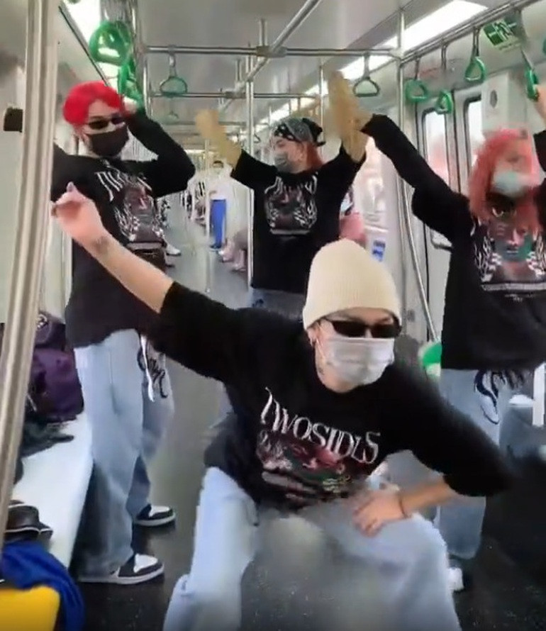 Tuy nhiên mới đây, một nhóm bạn trẻ là những TikToker đã quay clip nhảy nhót trong vòng 15 giây gây tranh cãi, đoạn clip đã thu hút được khoảng hơn 100 nghìn lượt xem chỉ sau một ngày.